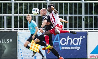 Patrick Kurzen (Rödinghausen), Jean-Marie Nadjombe (Köln) im Zweikampf. - Noah Wedel