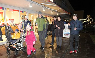 Die Montagsspaziergänger in Espelkamp waren zum Teil mit der ganzen Familie erschienen und hatten Kerzen in der Hand. Sie gingen die Breslauer Straße in der Innenstadt entlang. - Karsten Schulz