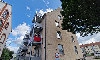 In diesem Komplex des Mehrfamilienhauses an der Ringstraße in Minden haben Ermittler am Dienstag Spuren gesichert. - Ilja Regier
