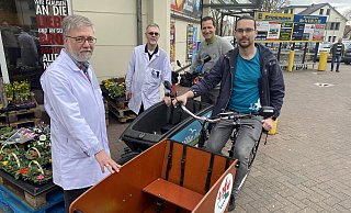 Vor dem Saisonstart: Axel Brinkmann (v.l.), Henning Hüing, Thomas Dippert und Jan-Philipp Fründ mit den Lastenrädern auf dem Parkplatz von Edeka Brinkmann. - Dirk Windmöller