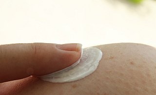 Paderborns SPD fordert Sonnencreme-Spendern in den Freibädern. - Pixabay/chezbeate
