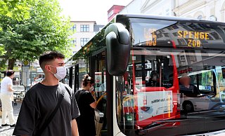 Auch in den Stadtbussen gilt noch die Maskenpflicht. Nicht jeder hält sich daran. Das macht den Busfahrern immer wieder Ärger. - Frank-Michael Kiel-Steinkamp
