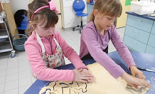 Clara und Sophie von der Grundschule Höxter-Lüchtringen stechen Tauben aus. - Privat