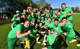 Das Team des FSC Rheda feierte den Aufstieg ausgelassen. - Uwe Caspar