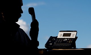 Bei Betrugsmaschen am Telefon haben es Betrüger vor allem auf ältere Menschen abgesehen. Ein Trio aus Delbrück muss sich nun vor Gericht verantworten. - Julian Stratenschulte