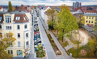 Zehn Jahre lang war die Ravensberger Straße eine Baustelle. Seit vier Monaten fließt nun das Wasser der Lutter offen dahin - und das Quartier ist aufgeblüht. - Mike-Dennis Müller / www.mdm.photo