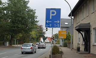 Die B 65 wird im Bereich des Marktgeländes gesperrt: Aus Richtung Bad Holzhausen wird die Zufahrt zu den Parkflächen über die Eikeler Straße/Bergstraße (K 60) geleitet. - Sandra Spieker