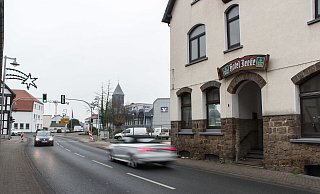 Die Bundesstraße 65 wird im Zuge des Abrisses des ehemaligen Gasthauses halbseitig gesperrt - Cornelia Müller