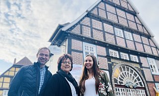 Immobilien-Eigentümerin Jonas Tigges, Café-Betreiberin Annette Buhk (Mitte) und ihre Tochter Julia Berhorst. - Lena Vanessa Bleck
