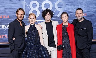 Die Serien-Schöpfer Jantje Friese und Baran Bo Odar (r.) mit den Schauspielern Andreas Pietschmann (v. l.), Emily Beecham und Aneurin Barnard bei der Premiere der Netflix-Serie "1899" im Funkhaus Berlin. - Annette Riedl