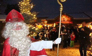 Der Nikolaus fährt mit einem richtigen Schlitten vor. - Burkhard Battran