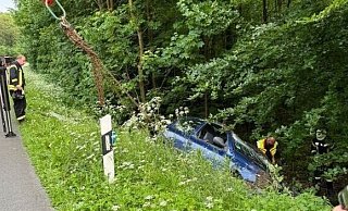 Mit einem Kran aus dem Grünzeug der Böschung geborgen werden musste das Fahrzeug einer 22-Jährigen, das sich auf der B68 bei Scherfede überschlagen hatte. - Feuerwehr Warburg