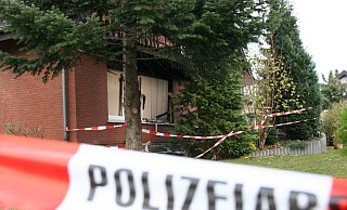 Absperrband der Polizei versperrt am Tag nach dem Brand den Zugang zum Haus. - Archiv der Lokalredaktion Paderborn