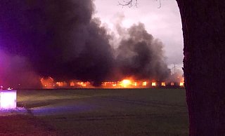In einem Schweinemastbetrieb in Varl brach am Sonntag ein Feuer aus. Schwarze Rauchwolken stiegen auf. - Foto: Polizei Minden-Lübbecke