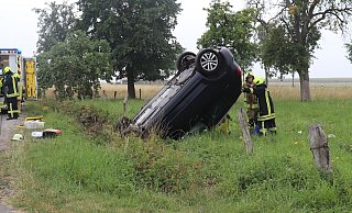 Der VW Golf kam schräg mit der Front im Graben und auf dem Dach liegend zum Stillstand; das Fahrzeugheck ragte steil nach oben. - Polizei Paderborn