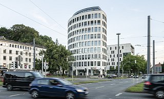 Rund um den Bielefelder Adenauerplatz sind in den vergangenen Jahren einige moderne Bürogebäude entstanden. - © Jörg Dieckmann - www. dieckmann-fotodesign.de