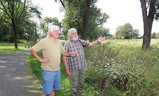 Karl Heinz Niehus (l.) und Burkhard Kriesten diskutieren über die Vegetation im Werreauenpark. - Judith Gladow