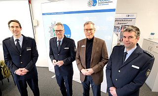 Benedikt Schlüchtermann (von links), Polizeidirektor Dirk Zeller, Landrat Sven-Georg Adenauer und der Leitende Polizeidirektor Holger Meier. - Andreas Frücht