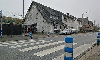 Die Polizei fahndet immer noch nach einem flüchtigen Autofahrer, der auf dem Zebrastreifen der Löhner Straße in Melbergen eine 25-jährige Fußgängerin angefahren und schwer verletzt hat. - Ulf Hanke