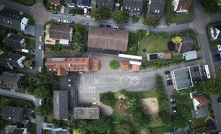 Die Grundschule Werste soll nahezu vollständig umgekrenpelt werden. Das Grundstück zwischen Diesterwegstraße (links), Aalstraße (rechts) und Mittelstraße (oben) ist 12.500 Quadratmeter groß. - Thorsten Ulonska