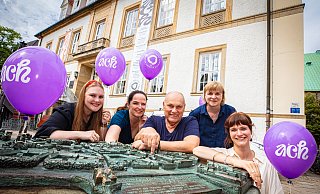 Mit Luftballons mit dem Motto der neuen Spielzeit laden Orgateam und Doppelintendanz, v.l. Louisa von Scheve, Nora von Linden, Michael Heicks, Charlotte Höpker und Nadja Loschky, zum großen Familienfest im und am TAM ein. - Mike-Dennis Müller / www.mdm.photo