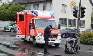 An der Bahnhofstraße, direkt vor der Polizeiwache, missachtet eine Autofahrerin die grüne Fußgängerampel. - Sigurd Gringel