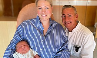 Ulrike und Michael Patrick Lux freuen sich über den kleinen Louis. - St.-Vincenz-Kliniken