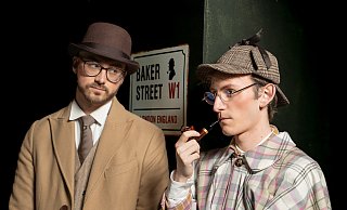 Friedrich Strohmer als Sherlock (r.) und Maik Hunnefeld als Watson ermitteln auf der Freilichtbühne Bökendorf. - Freilichtbühne Bökendorf