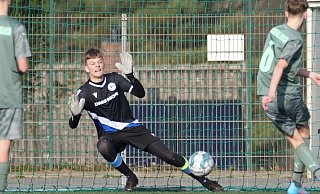 Arminias U-15-Keeper Aron Hermann wehrt einen Strafstoß der Gladbacher ab. Gegen den Nachschuss ist er machtlos. Foto: Unger - Peter Unger