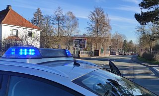 Auch nachdem der Eindringling bereits festgenommen war, blieb die Brenkhäuser Straße auf Höhe der General-Weber-Kaserne in Höxter noch lange gesperrt. - Svenja Ludwig
