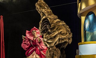 Prinzessin Henriette (gespielt von Katharina Otte) wird in dem Märchen „In einem tiefen, dunklen Wald“ von einem Ungeheuer entführt. Das Stück wird ab dem 1. Dezember am Landestheater in Detmold aufgeführt. - Jochen Quast