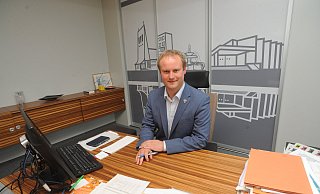 Er sei gut im Zuhören und das sei an der Stelle erst einmal geboten, sagt Espelkamps künftiger Bürgermeister Henning Vieker. - Joern Spreen-Ledebur