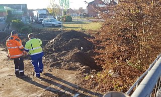 Die undichte Stelle befindet sich unmittelbar an der Einmündung der Samtholzstraße auf die Bundesstraße 64 und an der in Herzebrock-Clarholzparallel zur B 64 verlaufenden Bahntrasse des „Warendorfers" zwischen Rheda-Wiedenbrück und Münster. - Andreas Eickhoff