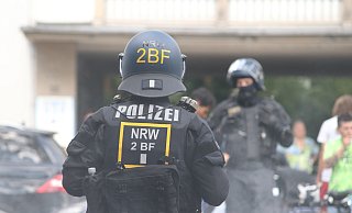 Bei einer Anti-Polizei-Demo in Herford waren zahlreiche Einsatzkräfte vor Ort. - NW