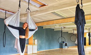Fledermaus heißt diese Übung, die Marie Schöttmer ihren Teilnehmern beim Aerial Yoga beibringen wird. - Heidi Froreich
