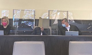 Der Angeklagte und seine Verteidigerin Stephanie Risse (l.) sowie Verteidiger Detlev Binder (r.). - Jutta Steinmetz