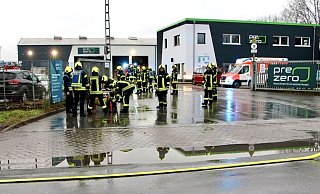 Die Feuerwehr hatte den Brand beim Entsorger PreZero in Rheda-Wiedenbrück schnell unter Kontrolle. - Thorsten Heß