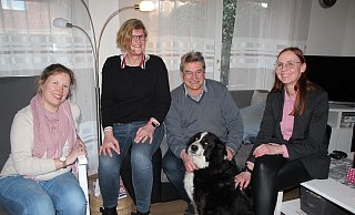 Claudia und Bertram Wiesrecker (Mitte) steht im ständigen Kontakt mit der Stadt Verl. Vera Dultmeyer (l.) und Berit Rürup vom Fachbereich Jugend stehen der Pflegefamilie zur Seite. - Andreas Berenbrinker