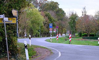 In Stockhausen will der Landesbetrieb Straßen NRW die Ortsdurchfahrt sanieren. Deshalb wird die Straße für mehrere Wochen gesperrt. - Heike von Schulz
