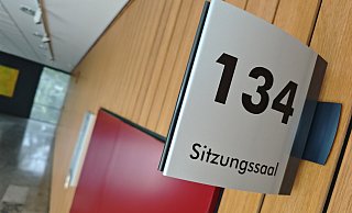 In Saal 134 des Landgerichts Hildesheim wird die "Bluttat von Lauenförde" verhandelt. - Svenja Ludwig