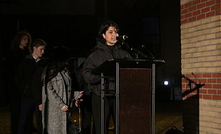 Mursal Wardak verliest die Namen der getöteten Paderborner Jüdinnen und Juden am Platz der Alten Synagoge - Jessica Eberle