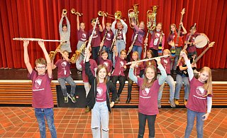 Die Bläserklasse 6a, geleitet von Matthias Günther vom Niklas-Luhmann-Gymnasium, bereitet sich auf ihren großen Auftritt beim Bergstadt-Advent vor. - Karin Prignitz