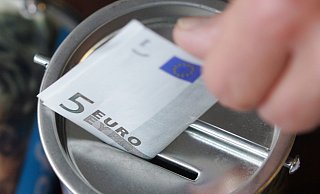 Die Polizei rät dazu, niemandem auf offener Straße einfach so Geld auszuhändigen. - Symbolfoto: dpa/Bernd Thissen