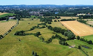 Die Johannisbachaue könnte bei einer Anbindung der neuen ICE-Schnelltrasse Bielefeld - Hannover mit einer zweiten Eisenbahnbrücke neben dem Viadukt bebaut werden. - Jürgen Schellert