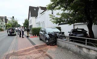 Der Fahrer eines Opel Zafira raste ungebremst in eine Einfahrt an der Ahmser Straße und rammte einen geparkten Audi und die Grundstücksmauer. - Frank-Michael Kiel-Steinkamp