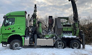 Die Häckselmaschine auf dem Lkw-Fahrgestell hatte Feuer gefangen. Auf dem Gelände sammelt die Stadt unter anderem das Holz für das Heizkraftwerk am Schützenplatz. - Feuerwehr Warburg