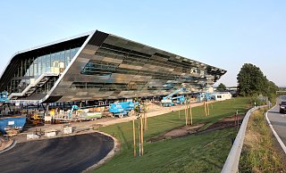 Auf der Bora-Baustelle an der Umgehungsstraße ist Endspurt. Rollrasen rundet das Bild ab. - Frank-Michael Kiel-Steinkamp