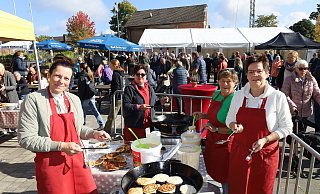 Sandra Lamprecht, Annegret Relard, Lydia Lummer und Bernhardine Sasse übernahmen die erste Schicht zum Püfferkes-Backen an zwei riesigen Pfannen. - Regina Brucksch