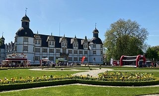 Bei bestem Wetter lockt der Schlosssommer viele Besucherinnen und Besucher auf das historische Areal im Paderborner Schloss- und Auenpark in Schloß Neuhaus. - Dana Stoll