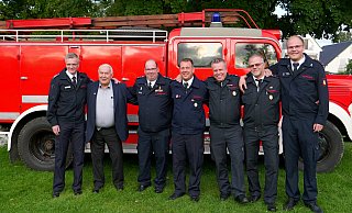 Arm in Arm vor dem Oldtimer: (v. l.) Bernd Lüke, Heinrich Rebbe, Alexander Ditz, Michael Hoppe, Franco Cali, Michael Koch und Lukas Plöger. - Ralph Meyer